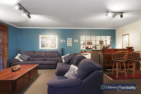 Property photo of 19 Huxley Crescent Endeavour Hills VIC 3802