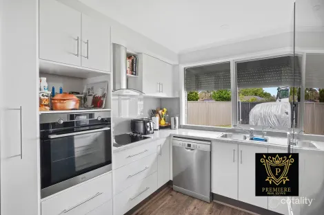 Property photo of 1 Tongola Court Cranbourne VIC 3977