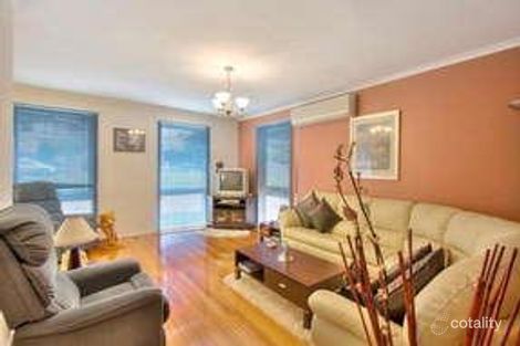Property photo of 8 Ravenhill Crescent Endeavour Hills VIC 3802