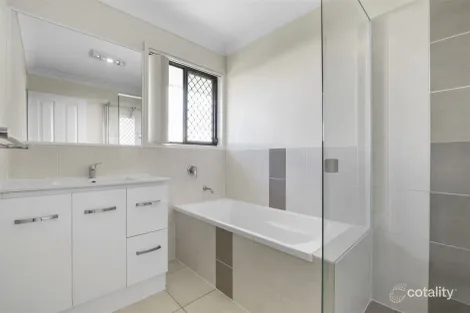 Property photo of 12 Blackburn Court Kirkwood QLD 4680