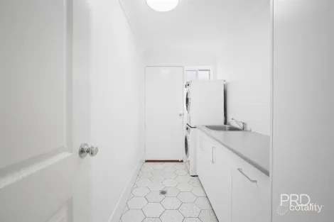 Property photo of 7 Sturrock Drive Boorooma NSW 2650