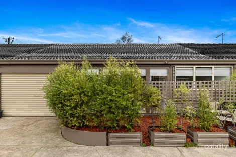 Property photo of 2/1108 Howitt Street Wendouree VIC 3355
