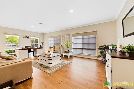 Property photo of 8 Golden Way Hillside VIC 3037