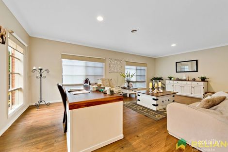 Property photo of 8 Golden Way Hillside VIC 3037