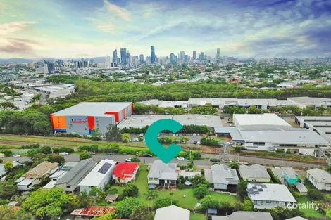 17 Tenth Ave, Coorparoo, QLD 4151