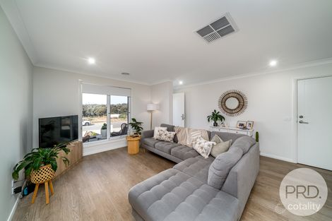 Property photo of 2 Unaipon Street Lloyd NSW 2650