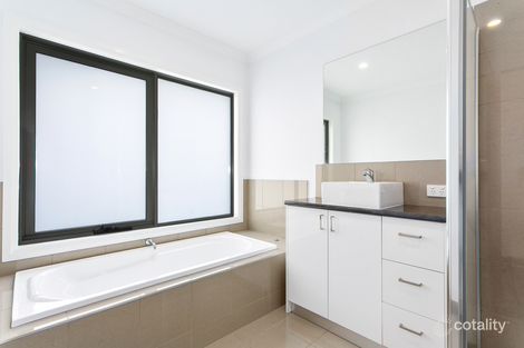 Property photo of 2 Butina Crest Pakenham VIC 3810