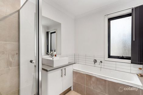Property photo of 15 Ollie Place Cranbourne East VIC 3977