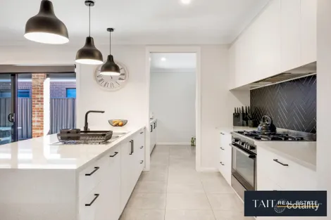 Property photo of 30 Sarakos Circuit Wangaratta VIC 3677