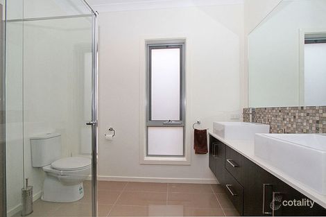 Property photo of 31 Rowling Street Fraser Rise VIC 3336