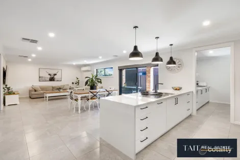 Property photo of 30 Sarakos Circuit Wangaratta VIC 3677