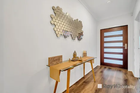 Property photo of 5 Allambi Court Cranbourne North VIC 3977