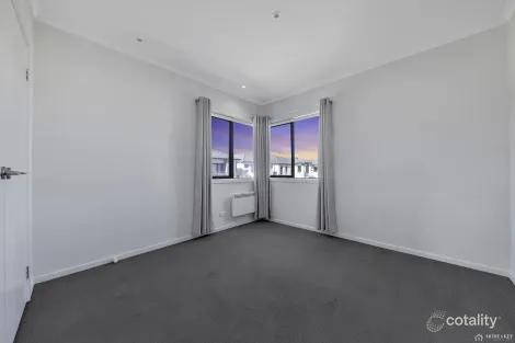 Property photo of 24 Grattan Cove Craigieburn VIC 3064