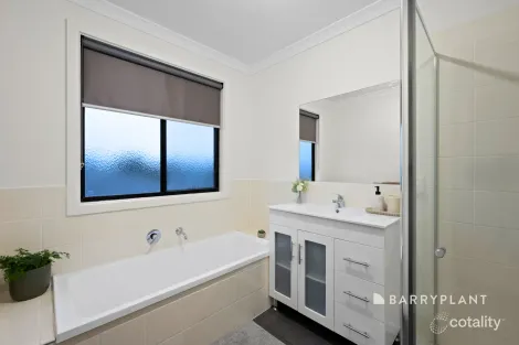 Property photo of 1/35 Portchester Boulevard Beaconsfield VIC 3807