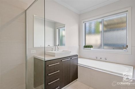 Property photo of 4 Rix Mews Leneva VIC 3691