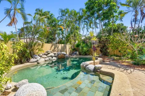 8 CARBEEN CL, HOLLOWAYS BEACH, QLD 4878