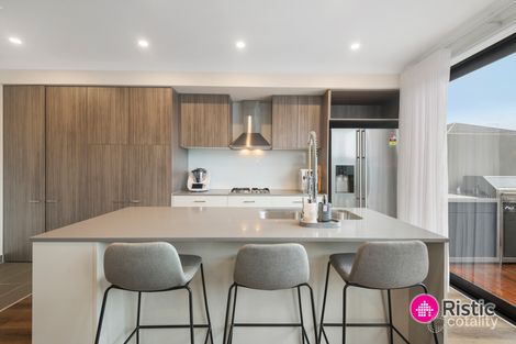 Property photo of 15 Thurra Walk Wollert VIC 3750