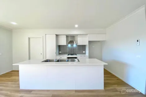 Property photo of 46 Titan Lodge Walk Pakenham VIC 3810