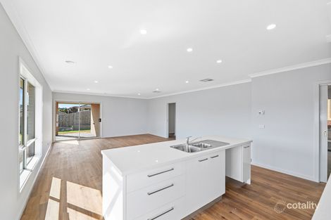 Property photo of 3 Wakeful Crescent Drouin VIC 3818