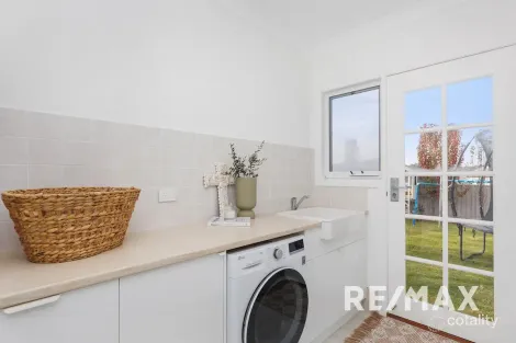 Property photo of 31 Turramia Crescent Gobbagombalin NSW 2650
