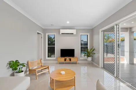 Property photo of 6 Grasstree Place Ningi QLD 4511
