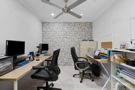 Property photo of 18 Willowood Place Fernvale QLD 4306