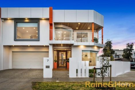 7 Swan St, Caroline Springs, VIC 3023