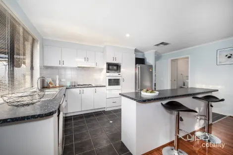 Property photo of 6 Forsyth Close Burnside VIC 3023