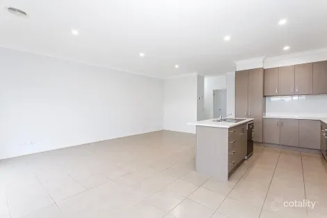 Property photo of 2/2 Wilson Crescent Hoppers Crossing VIC 3029