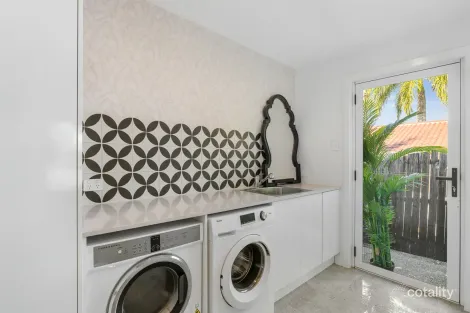 Property photo of 31 Whitian Drive Carrara QLD 4211