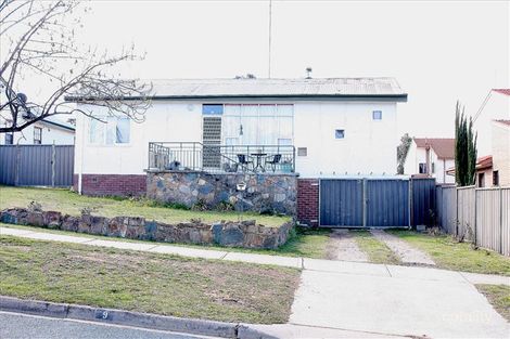 9 Adams St, Queanbeyan West, NSW 2620