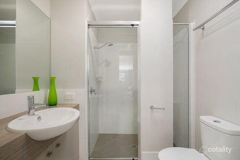 Property photo of 2/231A Mackenzie Street Centenary Heights QLD 4350