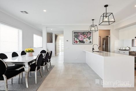 Property photo of 5 Season Grove Keysborough VIC 3173