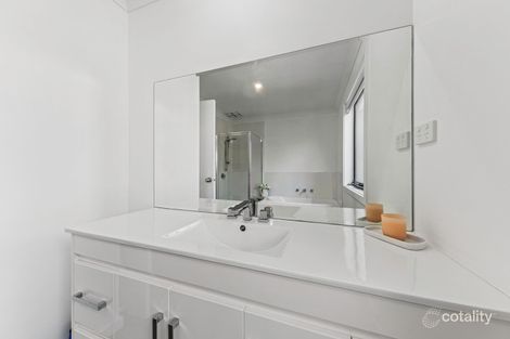Property photo of 15 Corymbia Promenade Pakenham VIC 3810