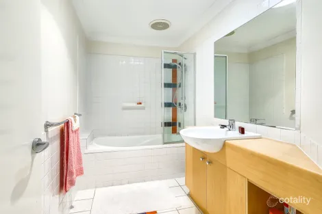 Property photo of 2/11 Indooroopilly Road Taringa QLD 4068