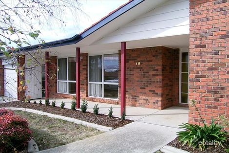 Property photo of 16 Torpy Place Jerrabomberra NSW 2619