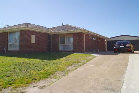 8 Maltravers Cres, Cranbourne North, VIC 3977