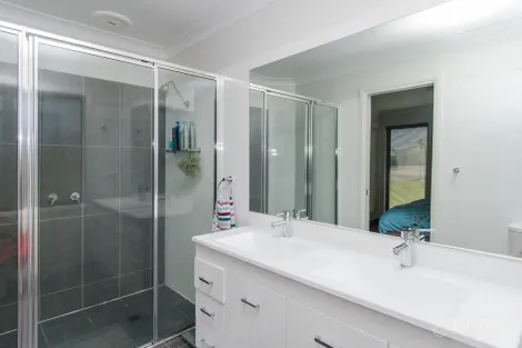 Property photo of 28 Bradman Drive Boorooma NSW 2650