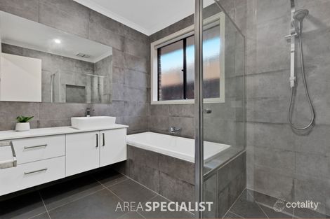 Property photo of 32 Marshy Avenue Cranbourne East VIC 3977