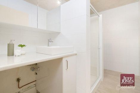 Property photo of 2/69 Chatsworth Road Greenslopes QLD 4120