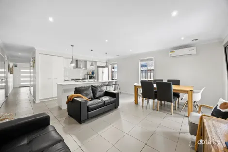 Property photo of 24 Karawarra Circuit Cranbourne North VIC 3977