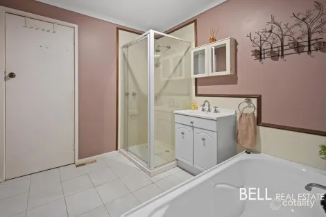 Property photo of 18 Kitchener Parade Cockatoo VIC 3781