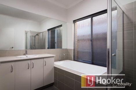 Property photo of 11 White Gum Way Cranbourne North VIC 3977
