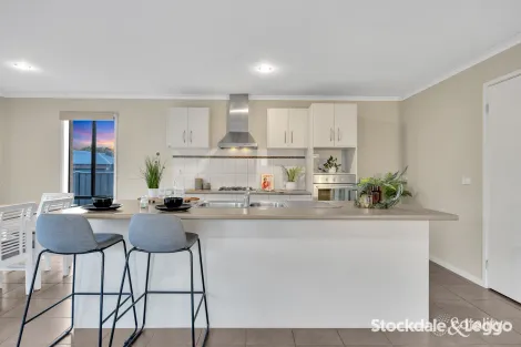 Property photo of 9 Ellenborough Crescent Manor Lakes VIC 3024