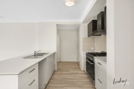 Property photo of 28 Barkers Crescent Mickleham VIC 3064