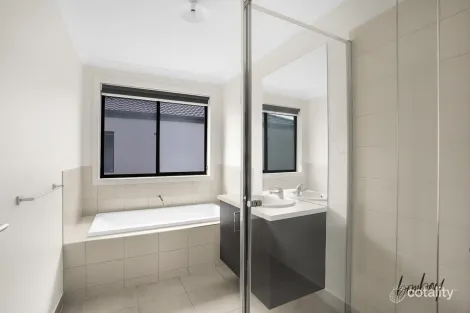 Property photo of 28 Barkers Crescent Mickleham VIC 3064