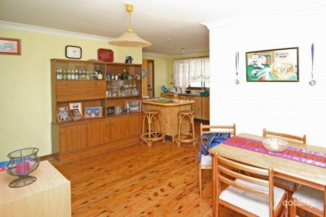 Property photo of 24 Cleopatra Drive Rosemeadow NSW 2560