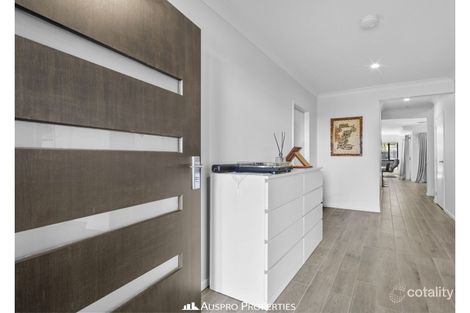 Property photo of 15 Lakeshore Crescent Willawong QLD 4110