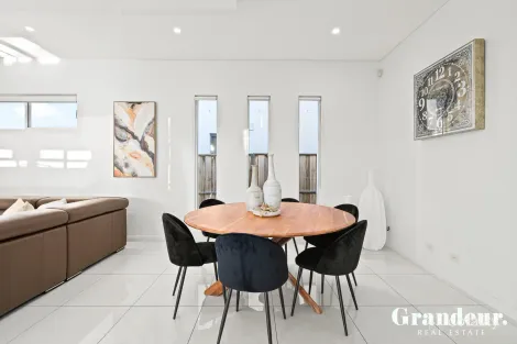 Property photo of 33 Jenkinson Drive Elizabeth Hills NSW 2171