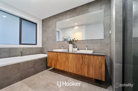 Property photo of 63 Fairground Promenade Berwick VIC 3806